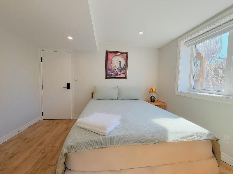 Cozy Home In Richmond Hill With Free Parking image