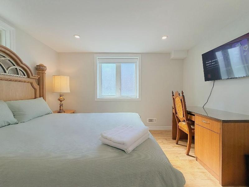Cozy Home In Richmond Hill With Free Parking image