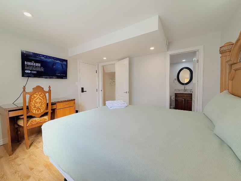 Cozy Home In Richmond Hill With Free Parking image