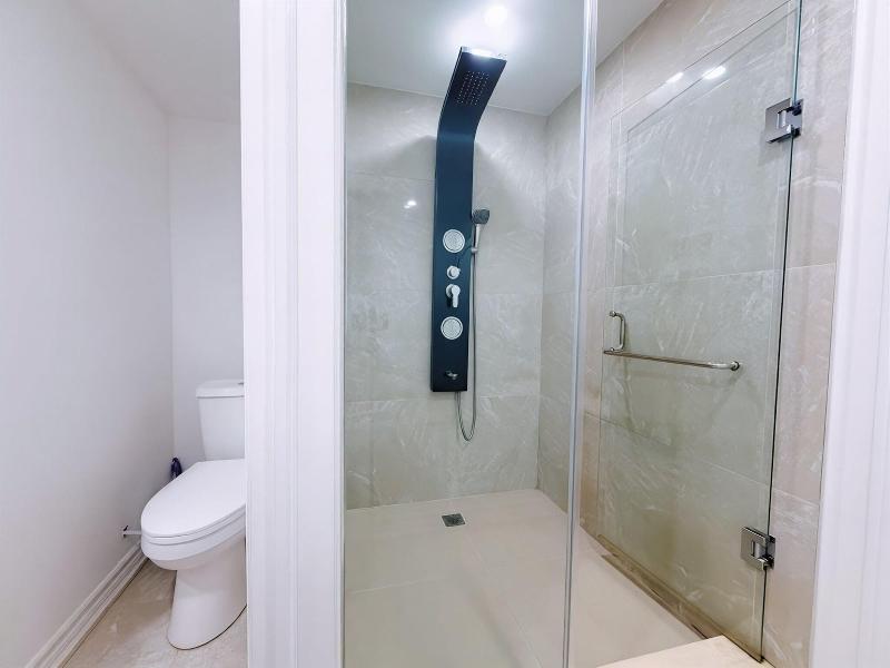 Cozy Home In Richmond Hill With Free Parking image