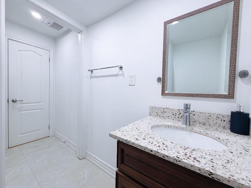 Cozy Home In Richmond Hill With Free Parking image