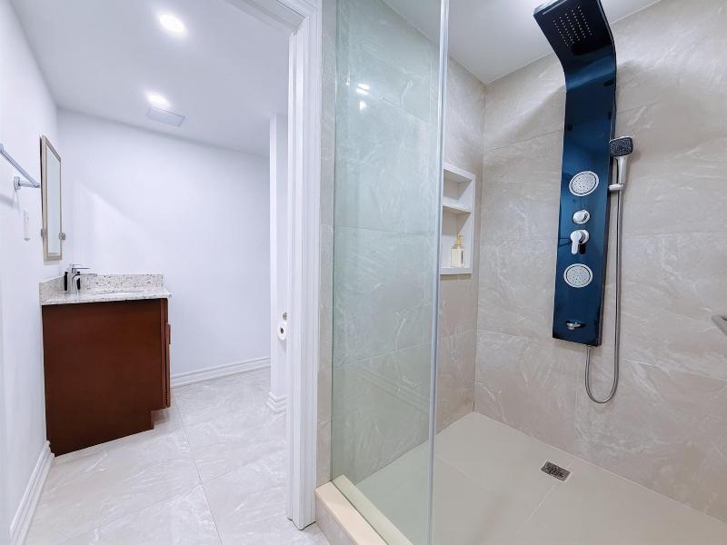 Cozy Home In Richmond Hill With Free Parking image