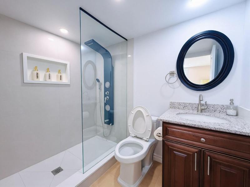 Cozy Home In Richmond Hill With Free Parking image