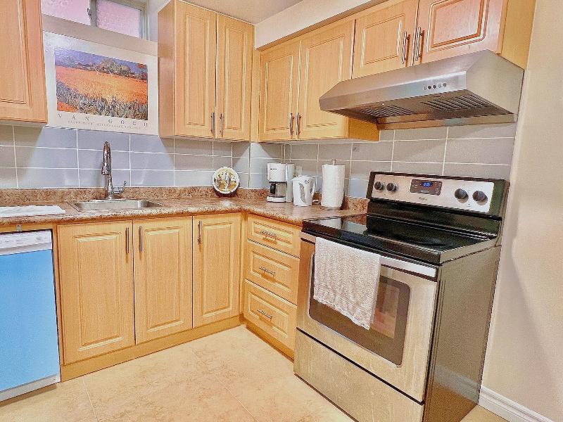 Cozy Home In Richmond Hill With Free Parking image