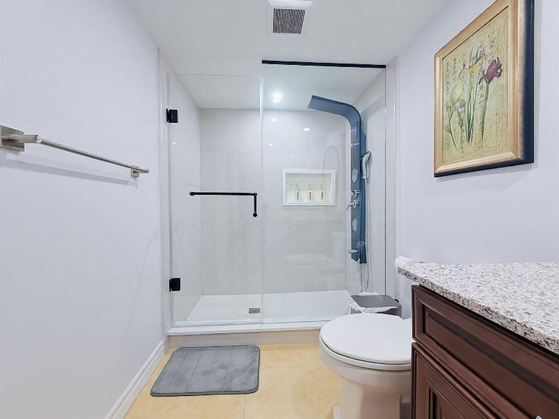 Cozy Home In Richmond Hill With Free Parking image
