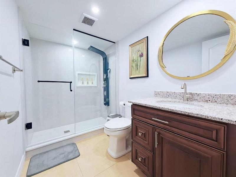 Cozy Home In Richmond Hill With Free Parking image