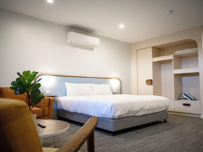 Peninsula Hotel Motel image