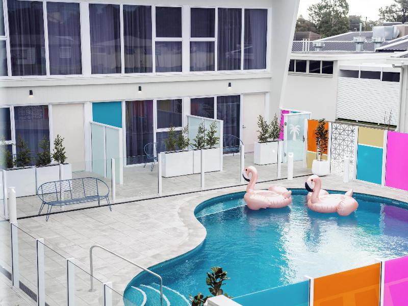 Peninsula Hotel Motel — exterior view