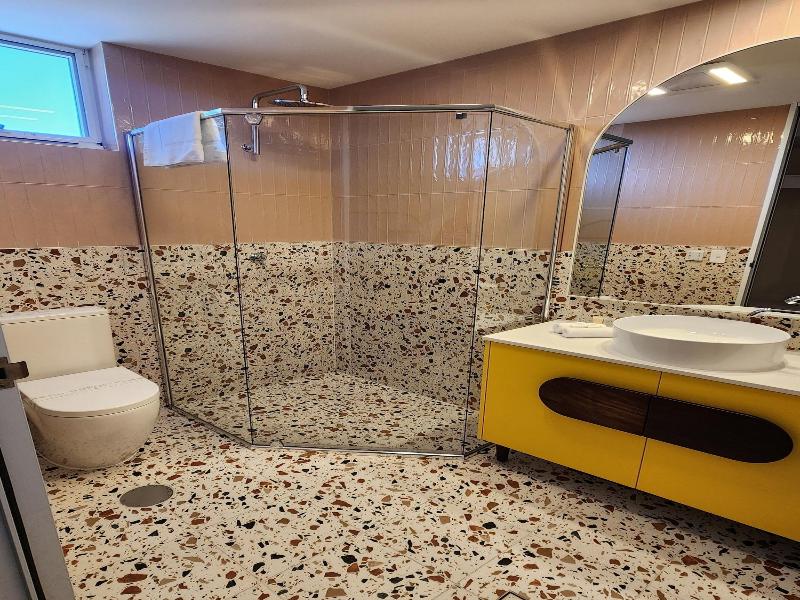 Peninsula Hotel Motel image
