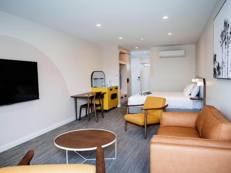 Peninsula Hotel Motel image
