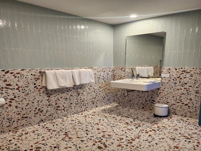 Peninsula Hotel Motel image