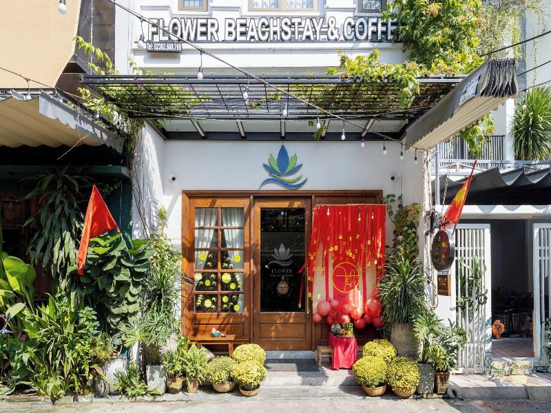 Flower Beachstay & Coffee image