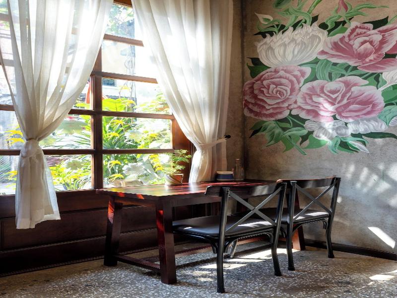Flower Beachstay & Coffee image
