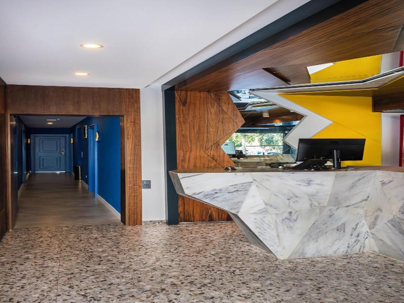 Lucky Monkey Midi Hotel — view