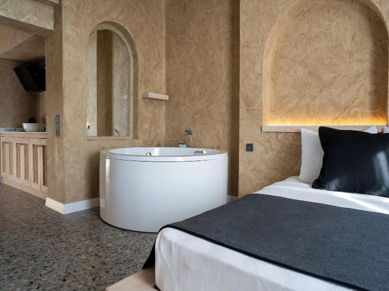 Lucky Monkey Midi Hotel image