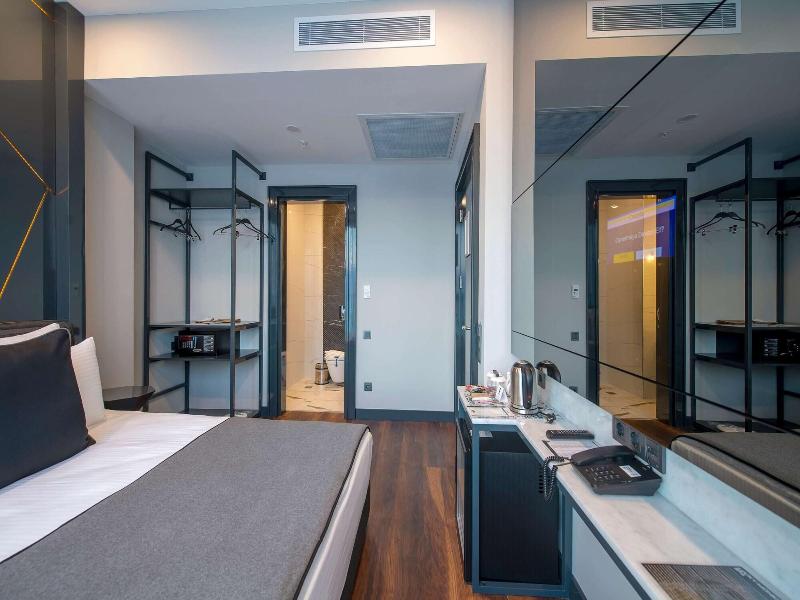 Lucky Monkey Midi Hotel image