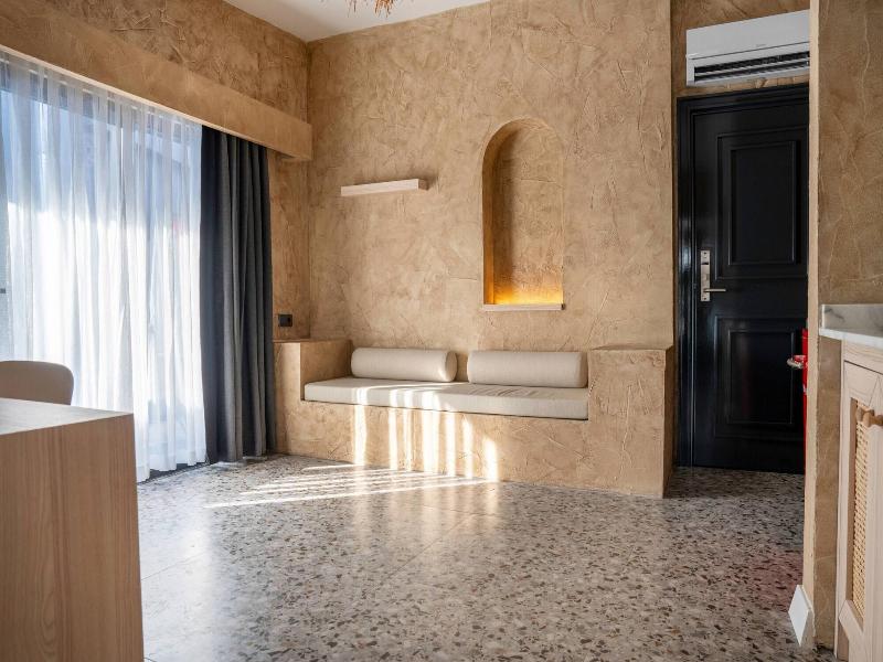 Lucky Monkey Midi Hotel image