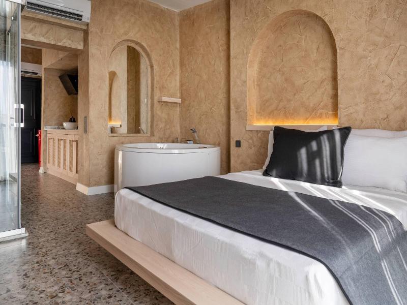 Lucky Monkey Midi Hotel image