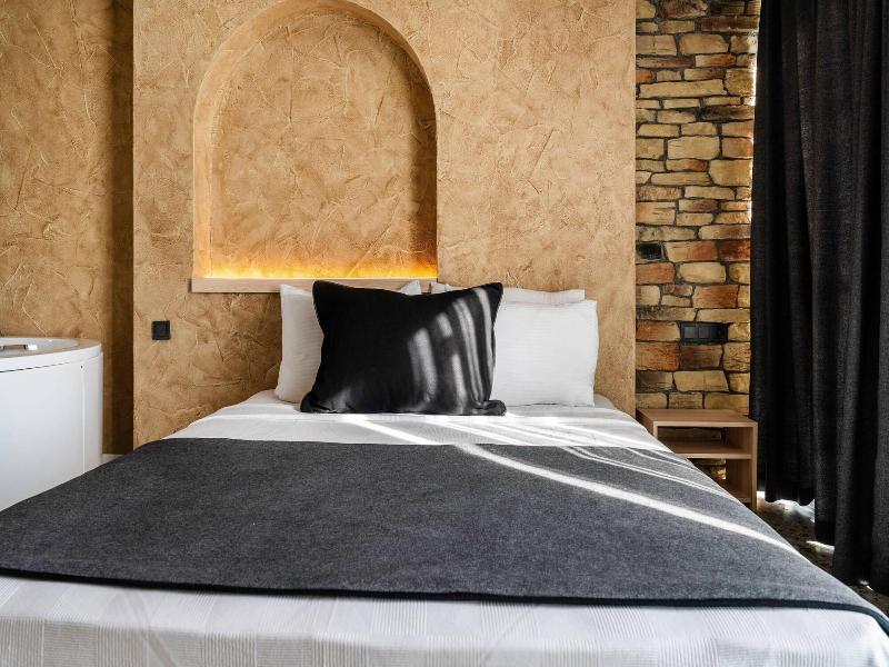 Lucky Monkey Midi Hotel image