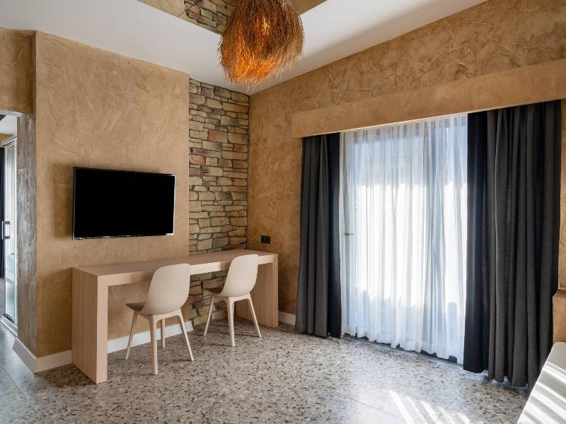 Lucky Monkey Midi Hotel image