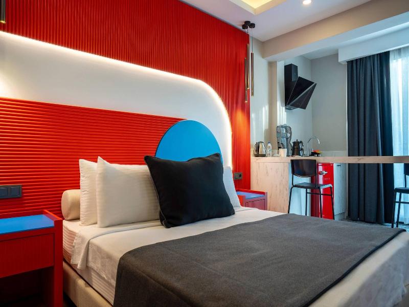 Lucky Monkey Midi Hotel image
