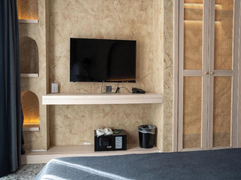 Lucky Monkey Midi Hotel image