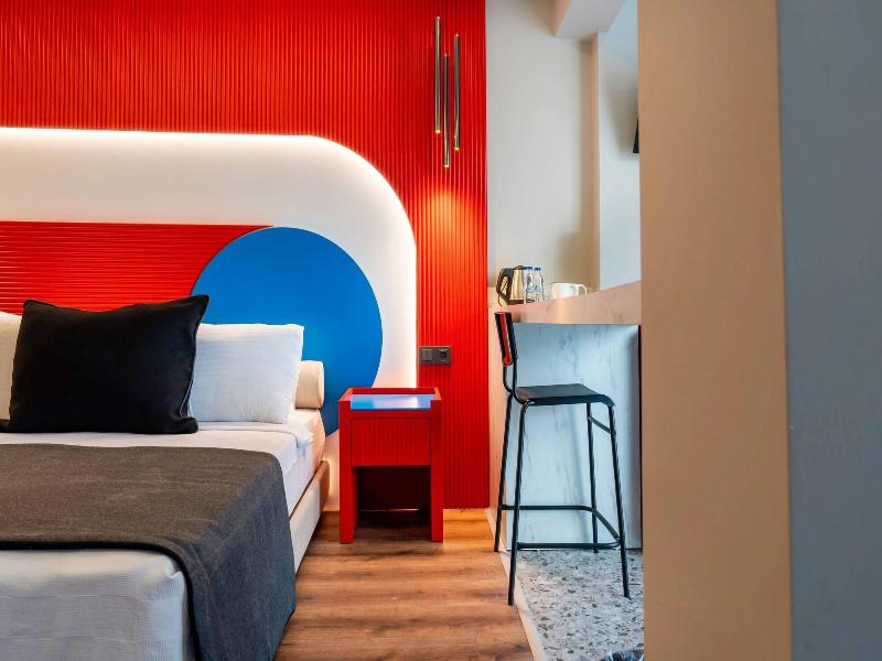 Lucky Monkey Midi Hotel image