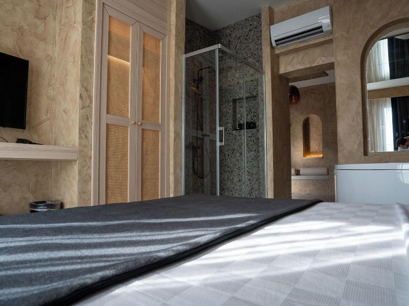 Lucky Monkey Midi Hotel image
