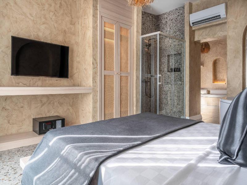 Lucky Monkey Midi Hotel image