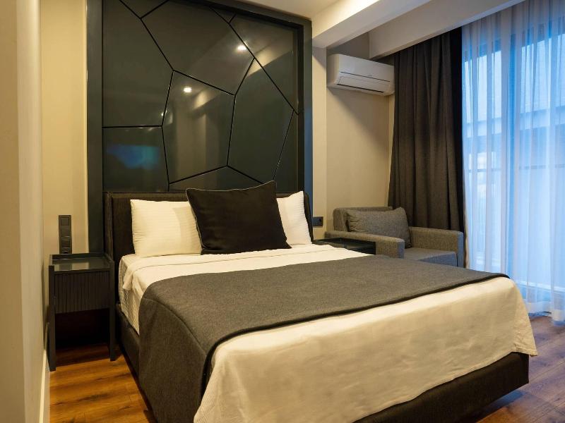 Lucky Monkey Midi Hotel image