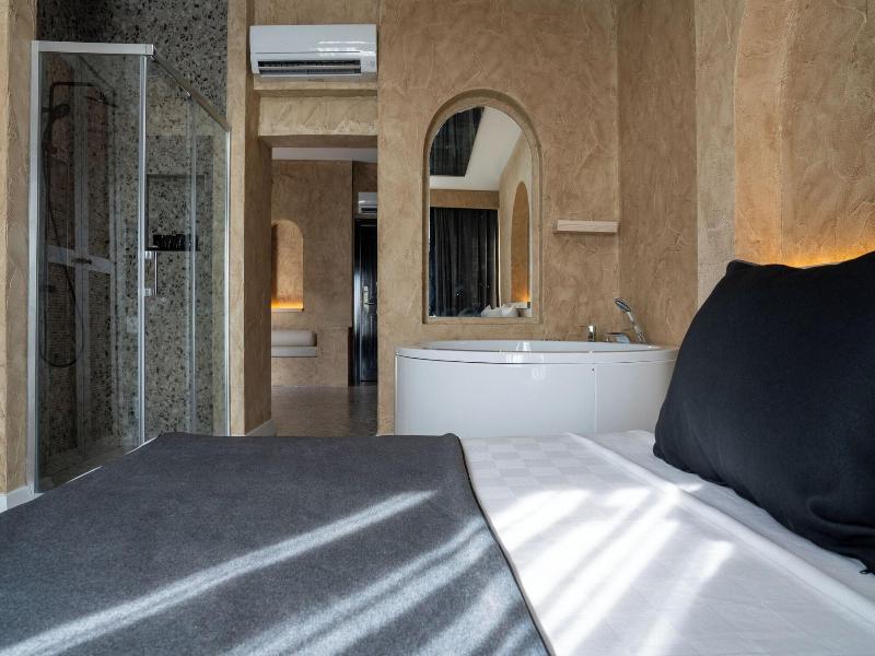 Lucky Monkey Midi Hotel image