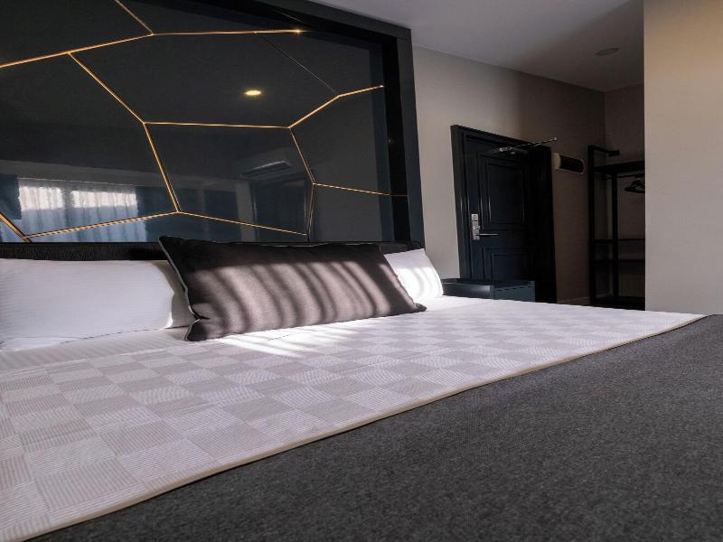 Lucky Monkey Midi Hotel image