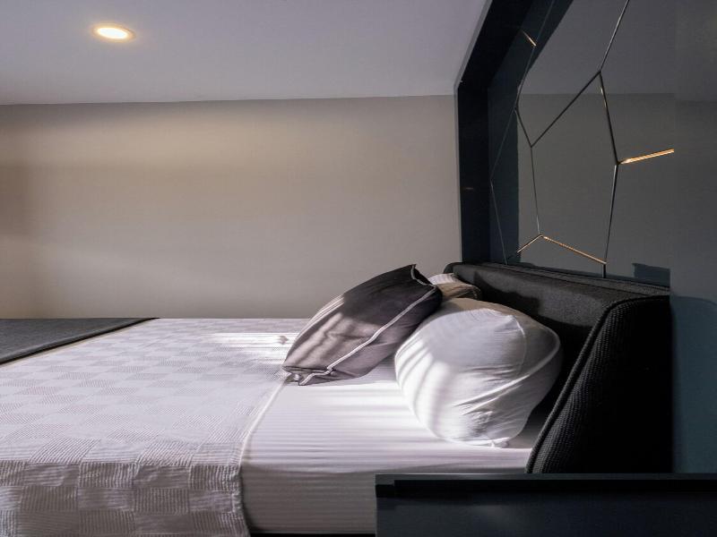 Lucky Monkey Midi Hotel image