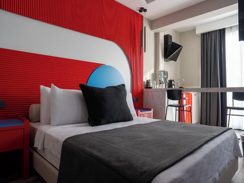 Lucky Monkey Midi Hotel image