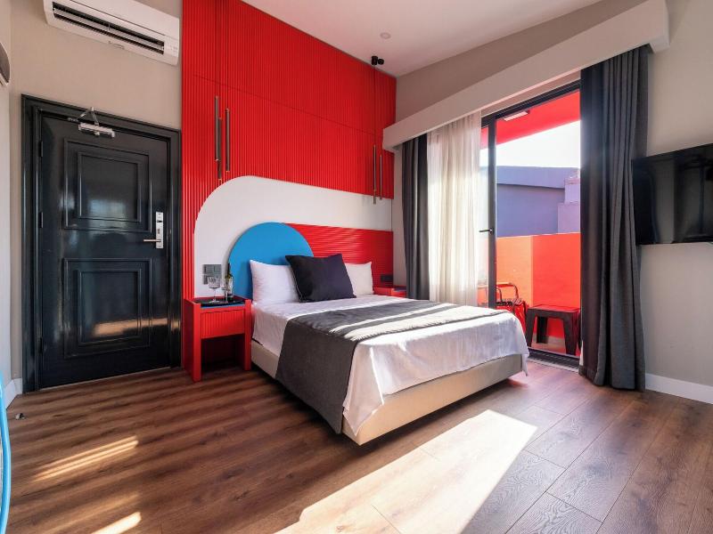 Lucky Monkey Midi Hotel image