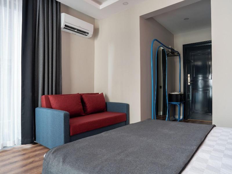 Lucky Monkey Midi Hotel image