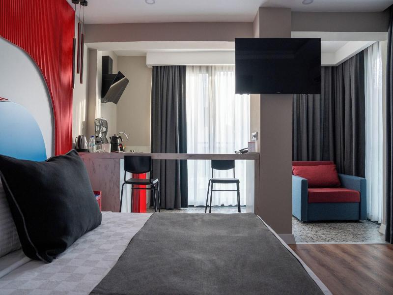Lucky Monkey Midi Hotel image