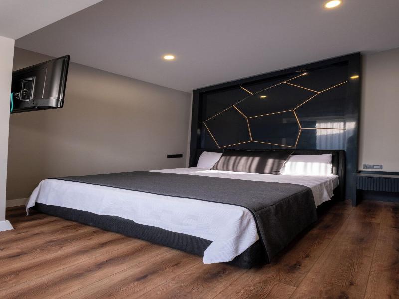Lucky Monkey Midi Hotel image
