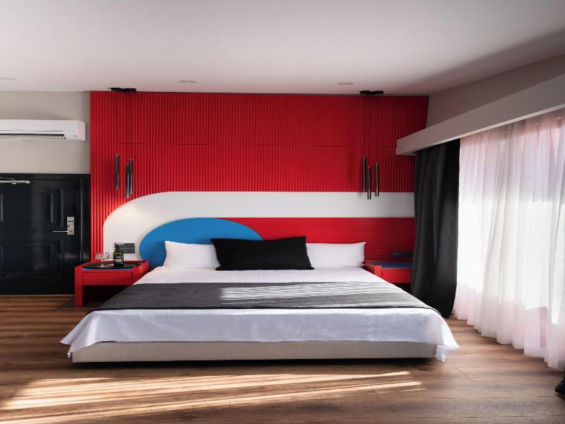 Lucky Monkey Midi Hotel image