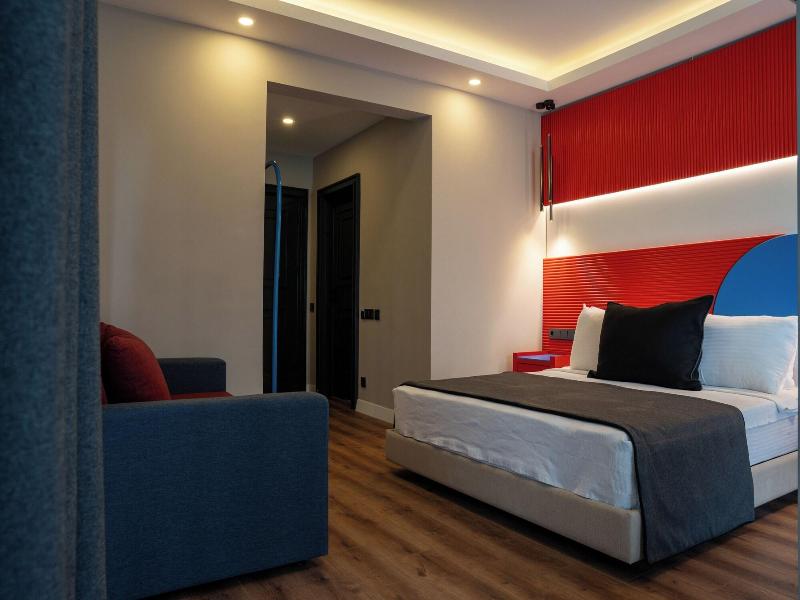 Lucky Monkey Midi Hotel image