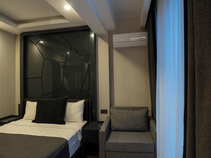 Lucky Monkey Midi Hotel image