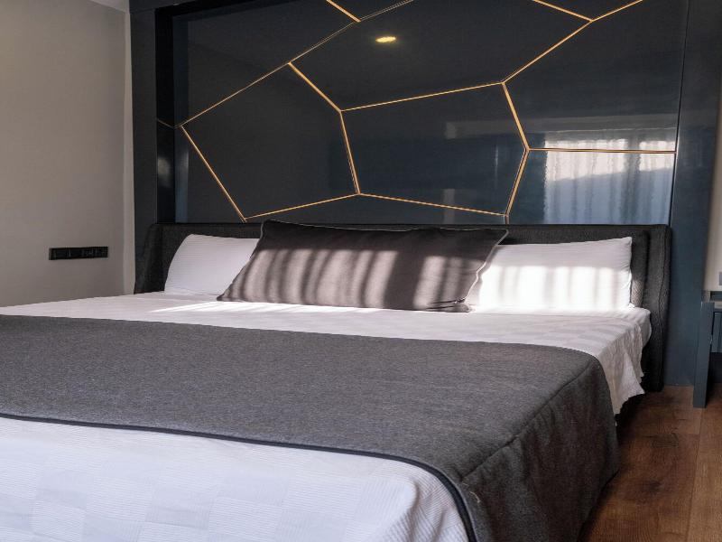 Lucky Monkey Midi Hotel image