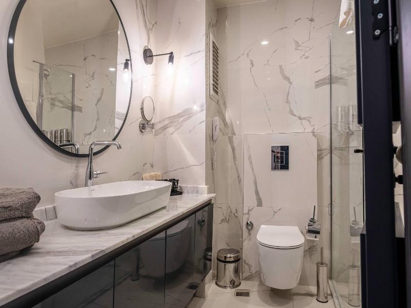 Lucky Monkey Midi Hotel image