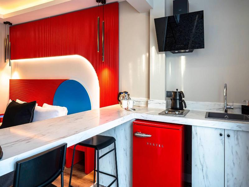 Lucky Monkey Midi Hotel image