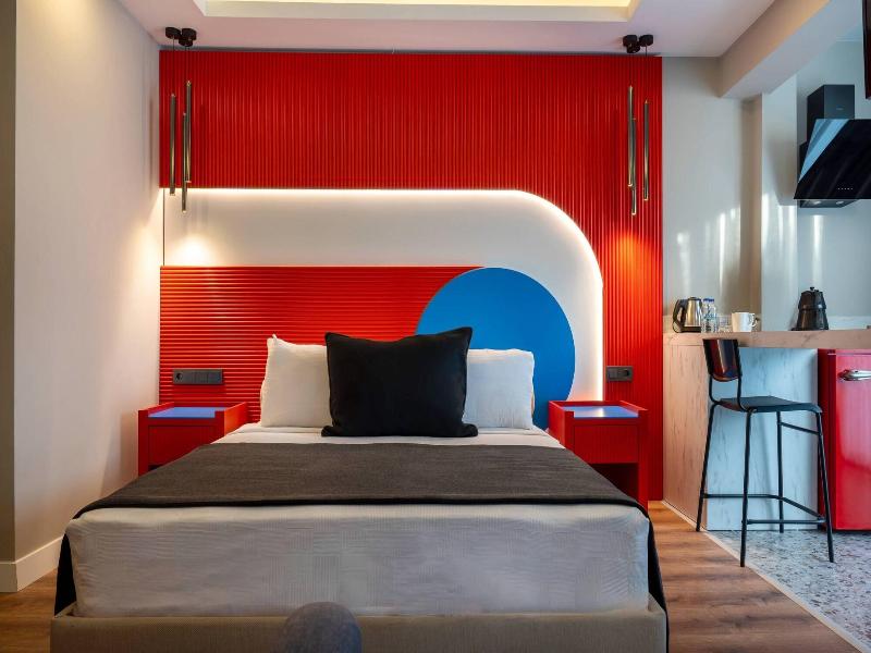 Lucky Monkey Midi Hotel image