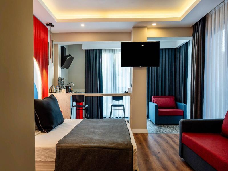 Lucky Monkey Midi Hotel image