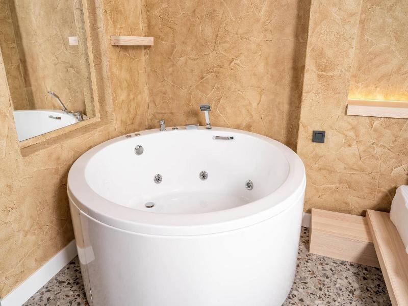 Lucky Monkey Midi Hotel image