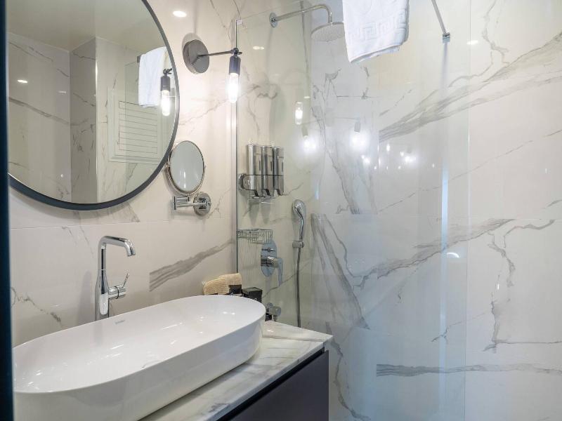 Lucky Monkey Midi Hotel image