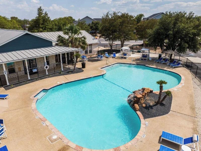 Landing Furnished Apartments Westover Hills image
