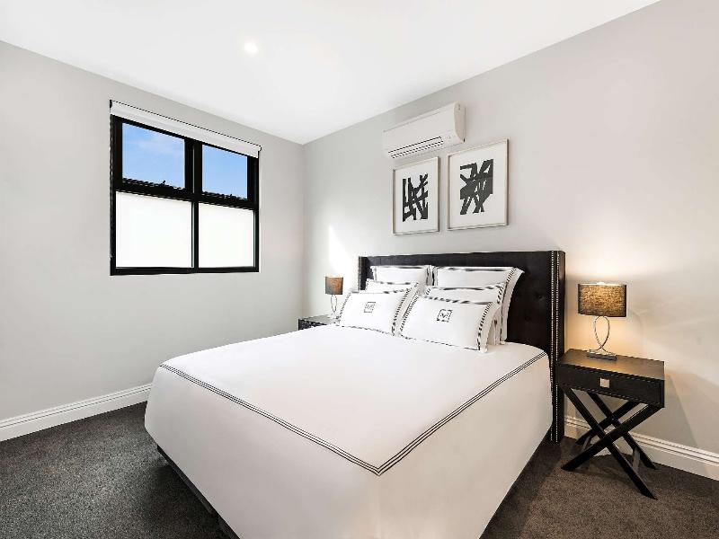 Manhattan Apartments Caulfield North image